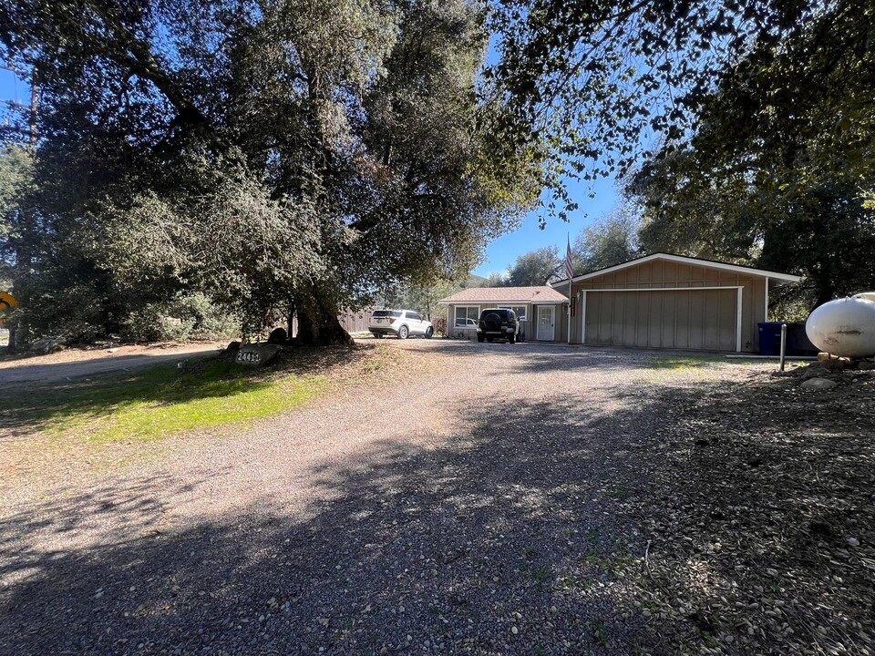 24411 Viejas Grade Rd in Descanso, CA - Foto de edificio