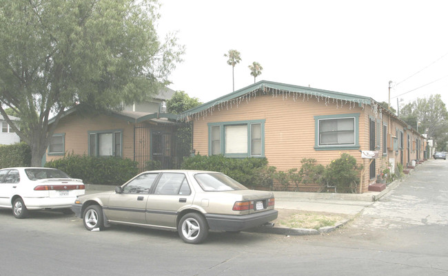 371-379 Walnut Ave in Long Beach, CA - Foto de edificio - Building Photo