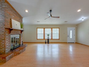 8514 Raquel Ln in Tallahassee, FL - Foto de edificio - Building Photo