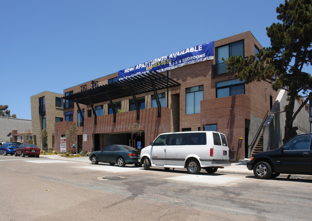 Del Rey Apartments in San Diego, CA - Foto de edificio