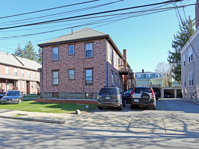 1-7 Robbins Pl in Waltham, MA - Building Photo - Building Photo