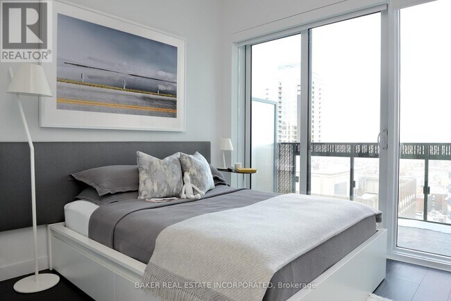 15-1015 Roehampton Ave in Toronto, ON - Building Photo - Building Photo