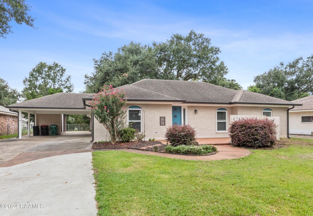 218 Debby Dr in Lafayette, LA - Foto de edificio