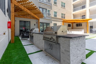 Lennox at West Village in Dallas, TX - Foto de edificio - Building Photo