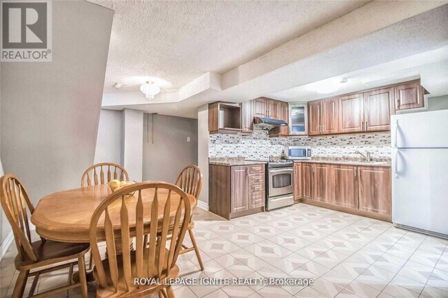 11 Carisbrooke Square in Toronto, ON - Building Photo - Building Photo