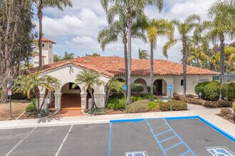 Mission Point Townhomes in Oceanside, CA - Foto de edificio - Building Photo