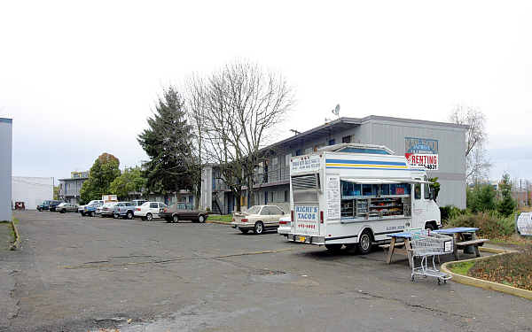 Royal Manor Apartments in Beaverton, OR - Building Photo - Building Photo