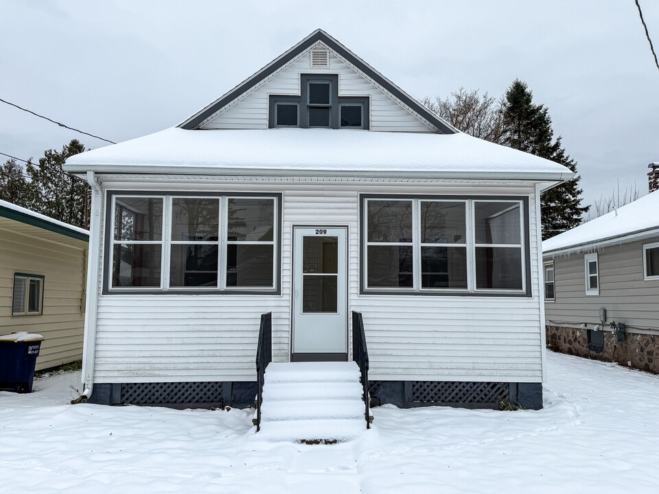 209 E Harding Ave in Ironwood, MI - Foto de edificio