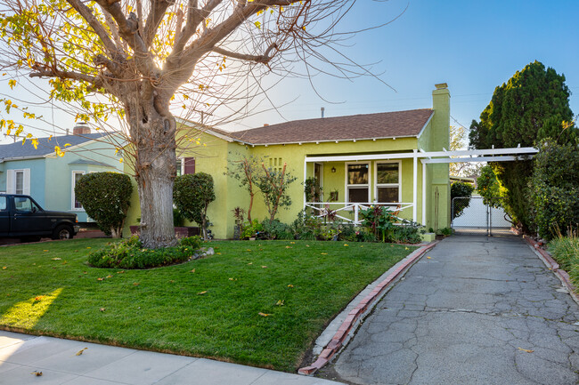 1925 N Valley St in Burbank, CA - Foto de edificio - Building Photo