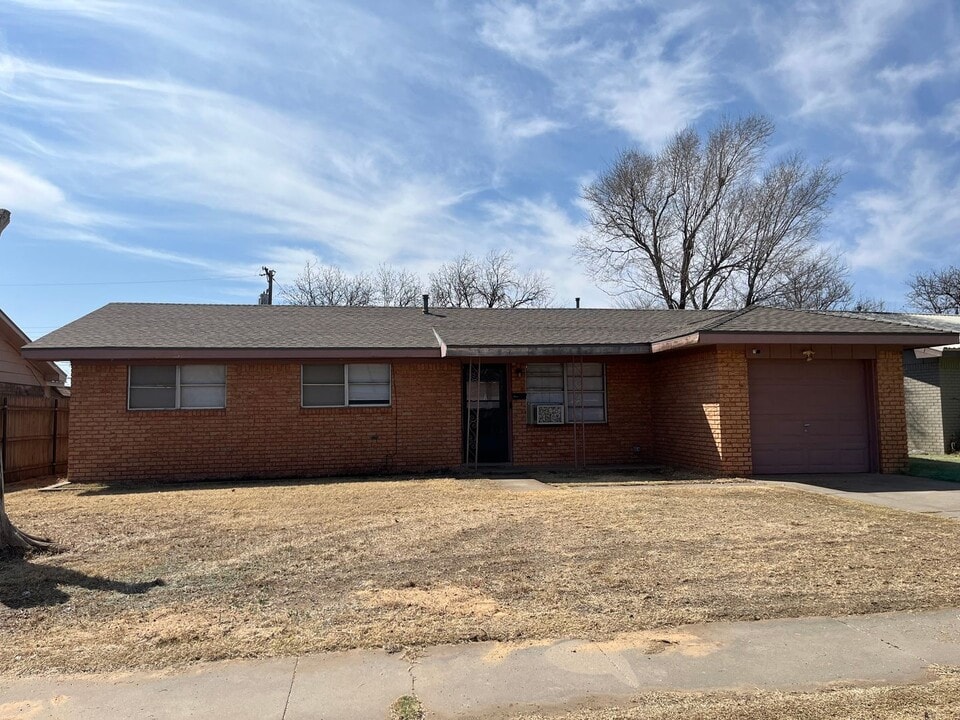 1321 Navajo Trail in Plainview, TX - Building Photo
