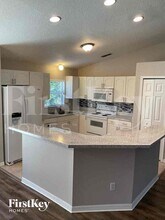 739 N Midland Dr in Deltona, FL - Foto de edificio - Building Photo