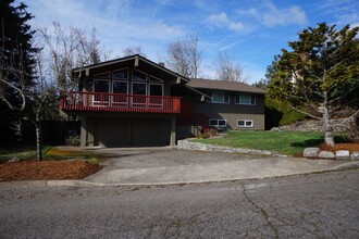 8543 NW Reed Dr in Portland, OR - Building Photo - Building Photo