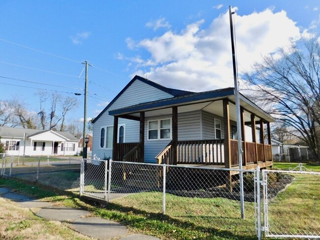 818 E Washington St in Petersburg, VA - Foto de edificio - Building Photo