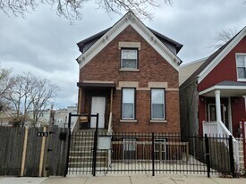 915 N Monticello Ave in Chicago, IL - Building Photo