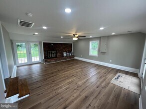 22918 Three Notch Rd in California, MD - Foto de edificio - Building Photo