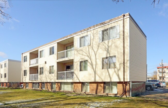 Oakmount Manor in Edmonton, AB - Building Photo - Building Photo