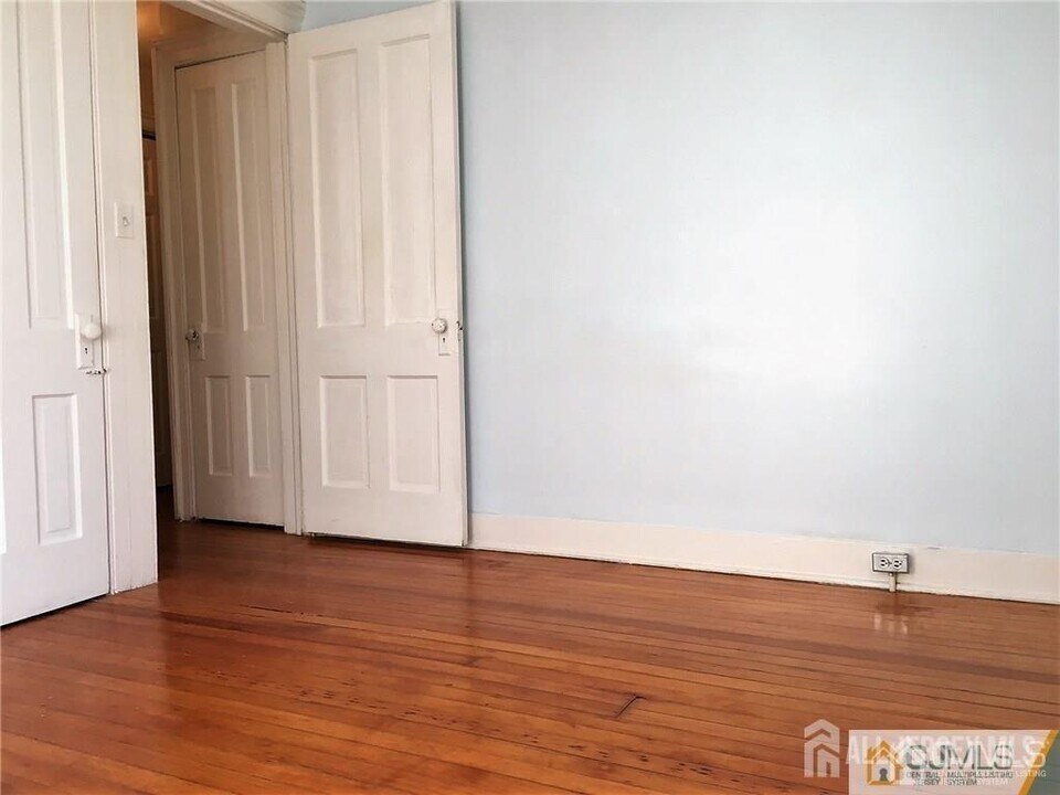 207 Woodbridge Ave in Metuchen, NJ - Building Photo