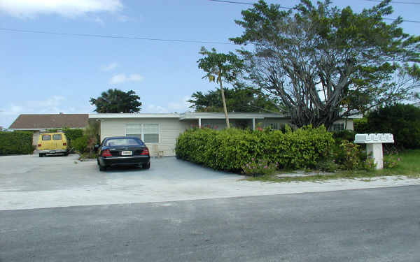 1202 Summer St in Lake Worth, FL - Building Photo