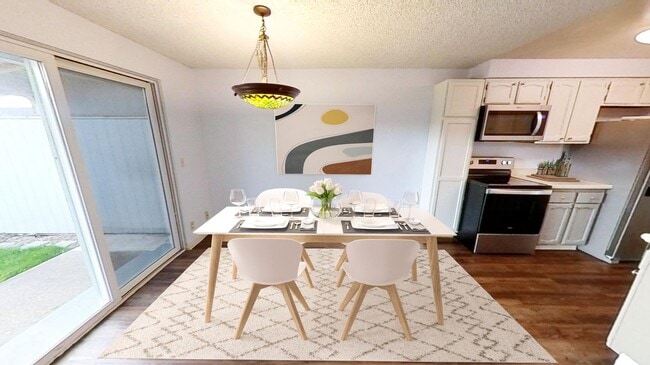 Open & spacious Beaverton duplex with fenc in Beaverton, OR - Building Photo - Building Photo
