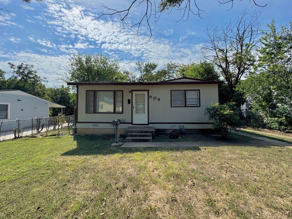 906 S 4th St in Killeen, TX - Building Photo