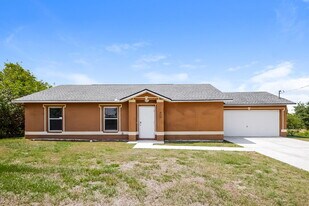577 Pierre Cir in Lehigh Acres, FL - Building Photo