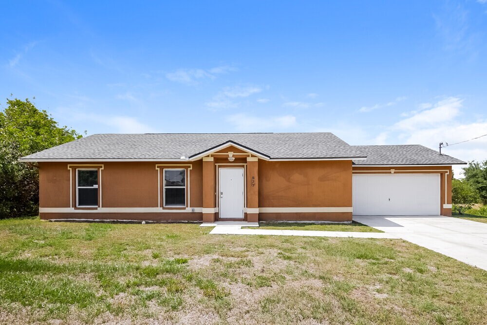 577 Pierre Cir in Lehigh Acres, FL - Building Photo