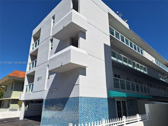 2011 Bay Dr in Miami Beach, FL - Foto de edificio - Building Photo
