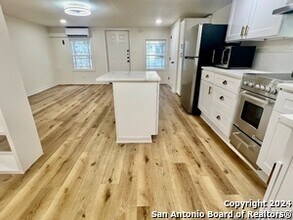 136 E Mulberry Ave in San Antonio, TX - Building Photo - Building Photo