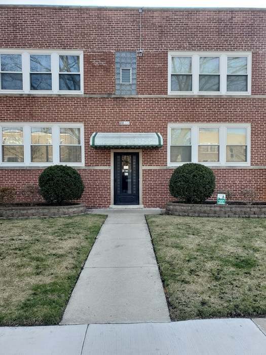 8839 Bronx Ave, Unit 1S in Skokie, IL - Building Photo