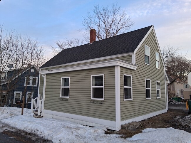 58 Maple St, Unit 2nd Floor in Rochester, NH - Foto de edificio - Building Photo