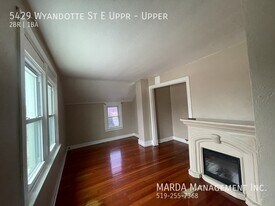 5429 Wyandotte St E in Windsor, ON - Building Photo