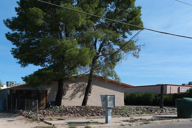 5731-5741 E 26th St in Tucson, AZ - Foto de edificio - Building Photo