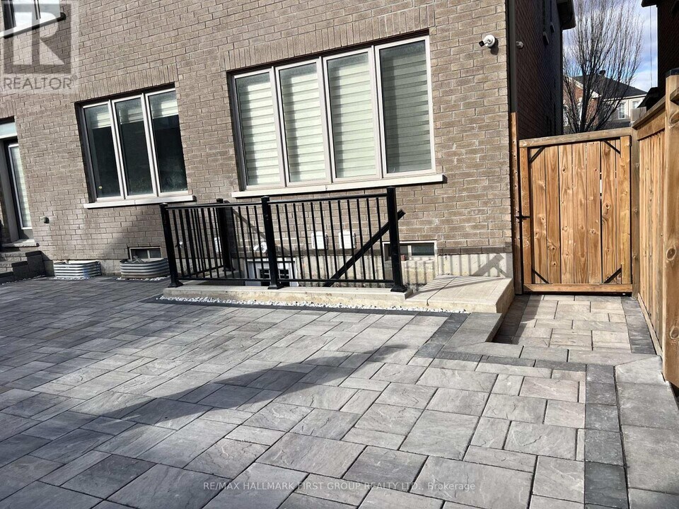 5 Fenn St in Ajax, ON - Building Photo