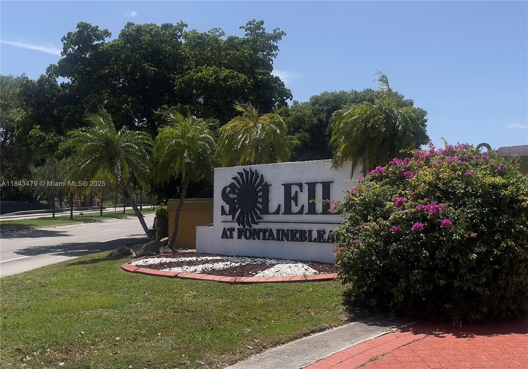 9731 Fontainebleau Blvd in Miami, FL - Building Photo