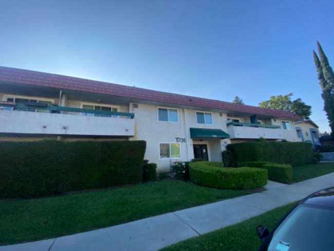 5735 Woodman Ave in Los Angeles, CA - Foto de edificio - Building Photo