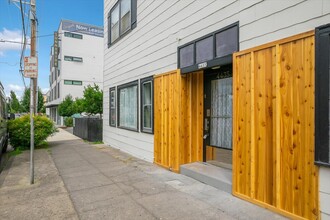 4435 SE Belmont St in Portland, OR - Foto de edificio - Building Photo