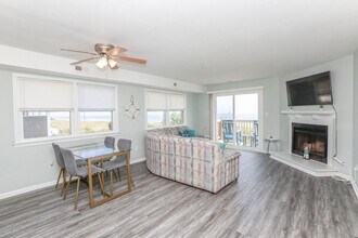 1424 E Ocean View Ave-Unit -C in Norfolk, VA - Foto de edificio - Building Photo