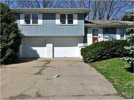 217 Mahaska Dr in Iowa City, IA - Building Photo