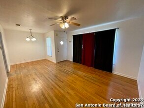 338 Addax Dr in San Antonio, TX - Building Photo - Building Photo
