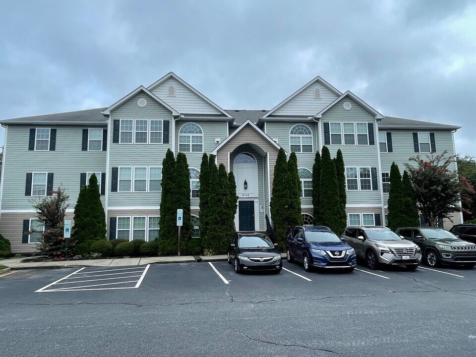 4702 Pennoak Ln in Greensboro, NC - Building Photo