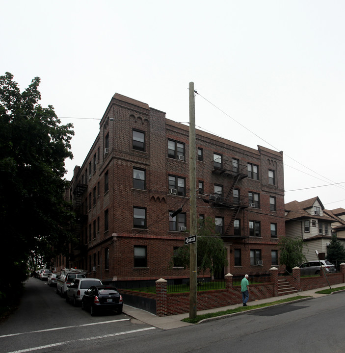 41-05 158th St in Flushing, NY - Building Photo