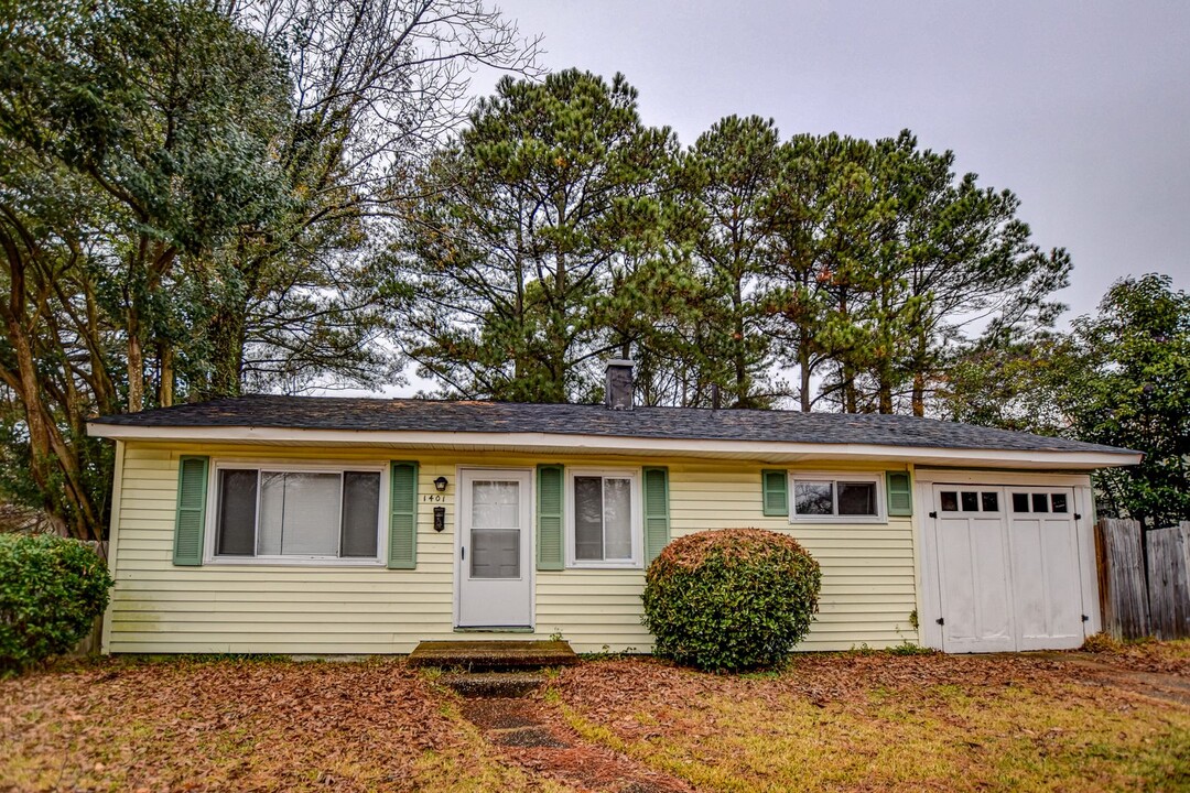 1401 River Oaks Dr in Norfolk, VA - Building Photo