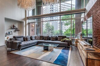2011 Cedar Springs Rd in Dallas, TX - Building Photo - Building Photo