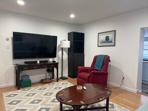 9 W Center St, Unit 2 in Northampton, MA - Building Photo - Building Photo