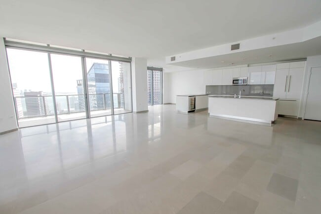 88 SW 7th St, Unit 4111 in Miami, FL - Building Photo - Building Photo