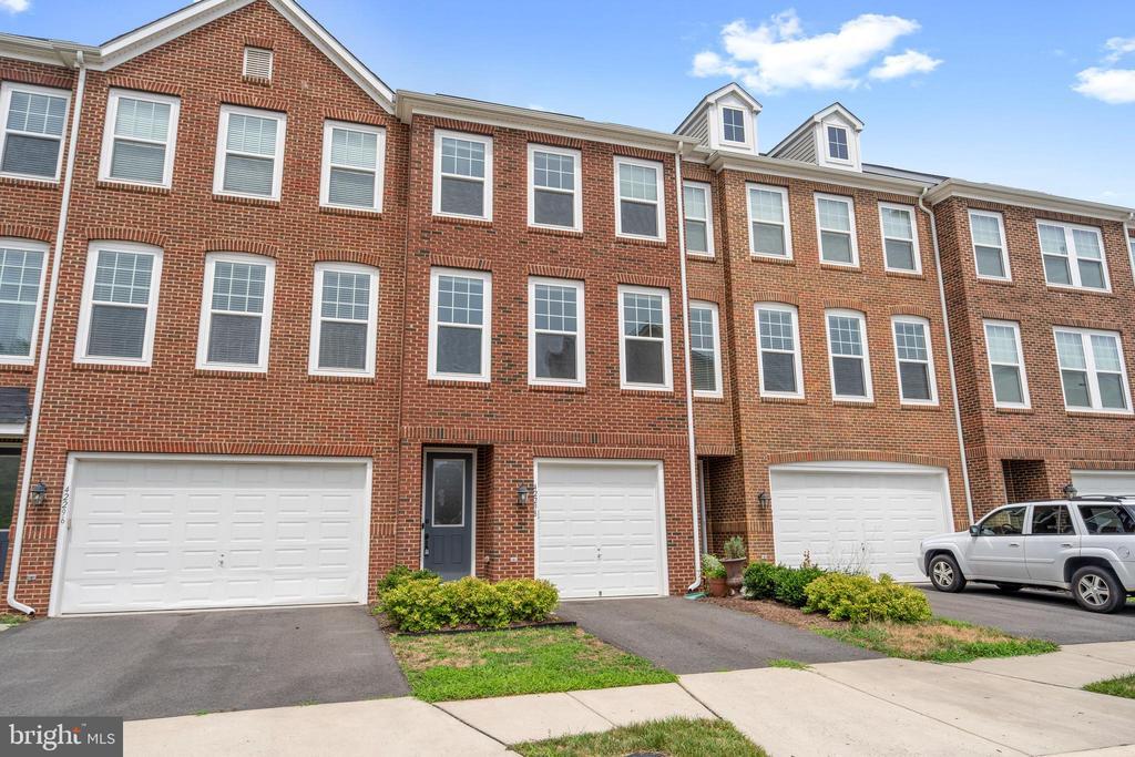 42298 Lancaster Wds Sq in Chantilly, VA - Building Photo