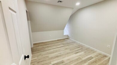 46 Bridge St, Unit APT D in Milford, NJ - Foto de edificio - Building Photo