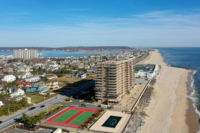 The Admirality Condominium in Monmouth Beach, NJ - Building Photo - Building Photo