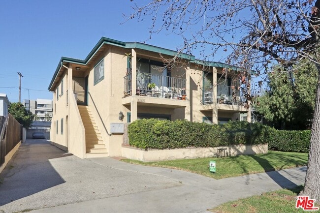 5429 Troost Ave in Los Angeles, CA - Building Photo - Building Photo