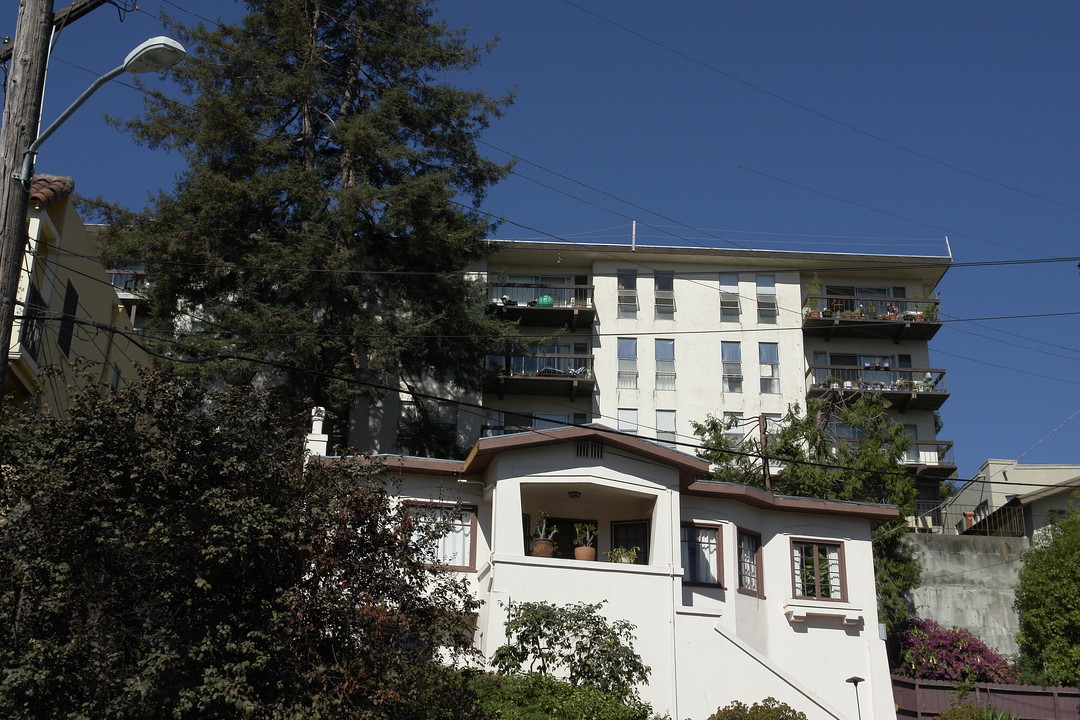 570 Mira Vista Ave in Oakland, CA - Building Photo